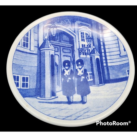 Royal Copenhagen Denmark 3" Blue Plates Kongens Livgarde Frederiksborg Slot EUC - Picture 2 of 5